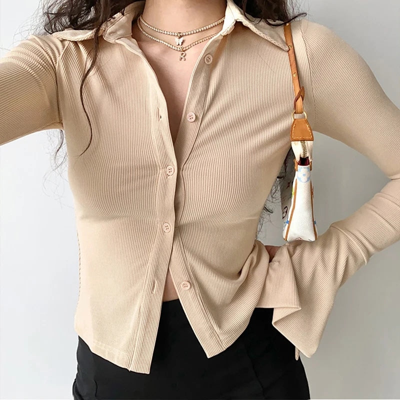 Blouse pour femme à manches cloche et boutonnage simple