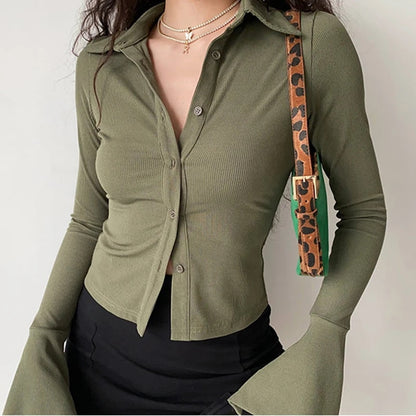 Blouse pour femme à manches cloche et boutonnage simple