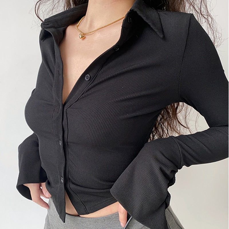 Blouse pour femme à manches cloche et boutonnage simple