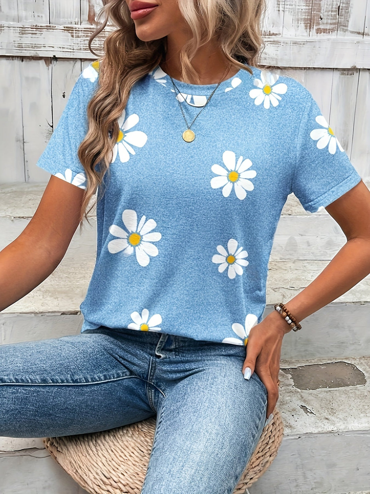 Daisy Flower Print Crewneck T-shirt – Casual and Breathable for Spring and Summer