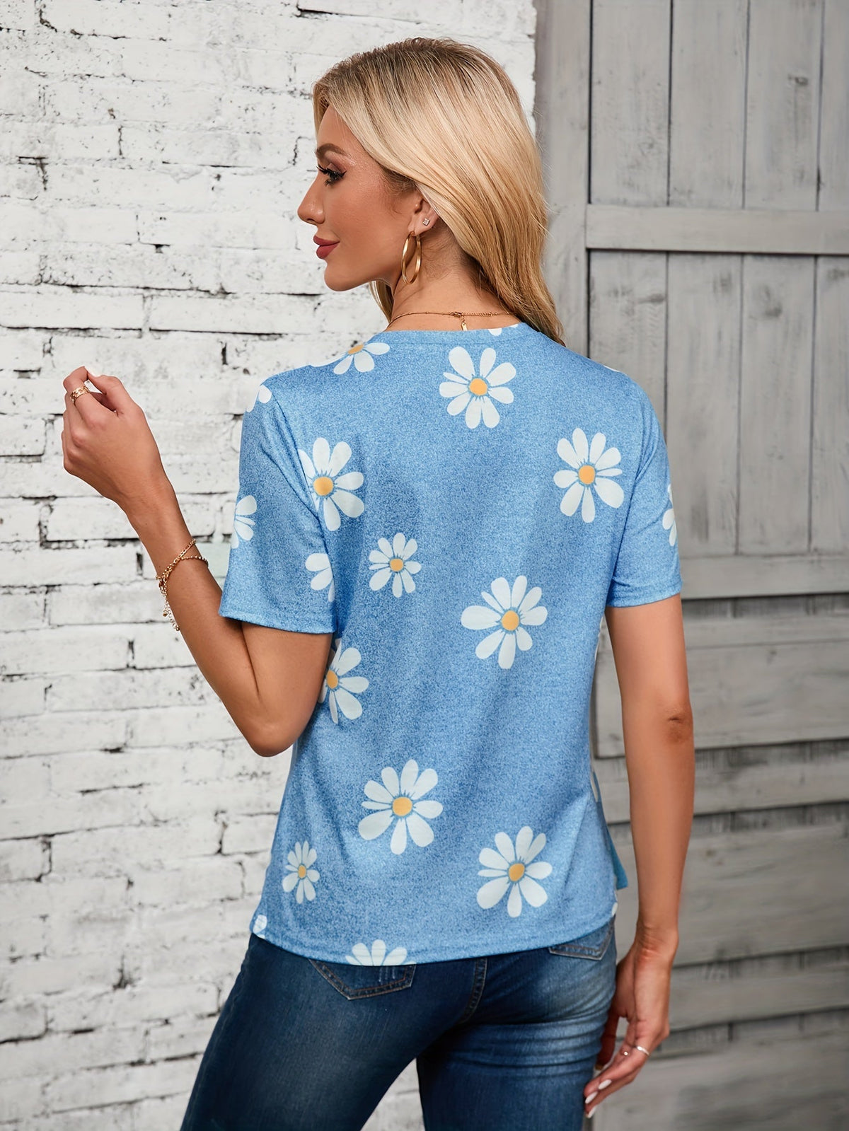 Daisy Flower Print Crewneck T-shirt – Casual and Breathable for Spring and Summer