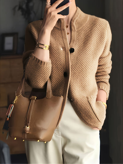 Maglione in maglia da donna con collo alto – comodo e intramontabile