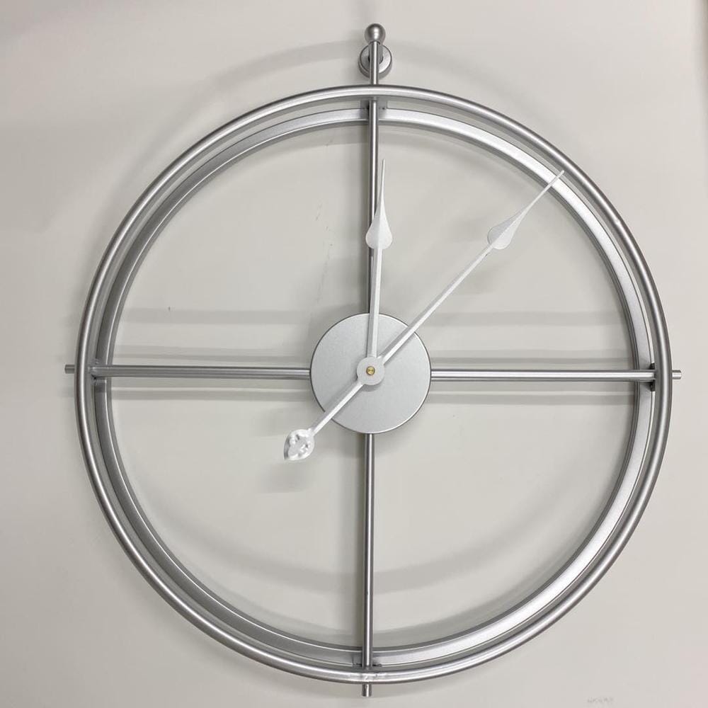 Veľké nástenné hodiny s geometrickým kovovým dizajnom a tichým mechanizmom