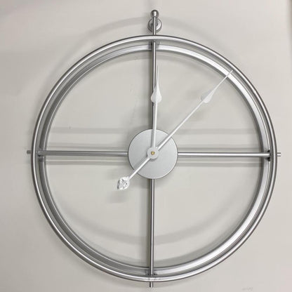 Veľké nástenné hodiny s geometrickým kovovým dizajnom a tichým mechanizmom