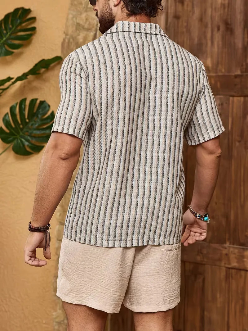 Ensemble de vêtements d'été avec chemise rayée