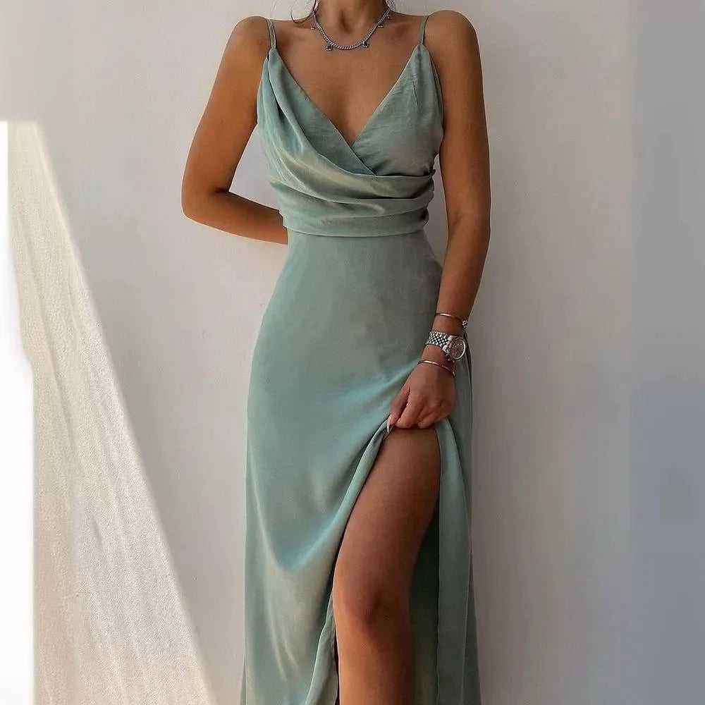 Vestido de verão com decote em V, abertura e alças finas