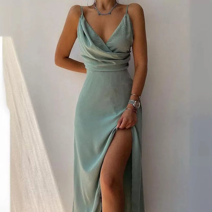 Vestido de verão com decote em V, abertura e alças finas