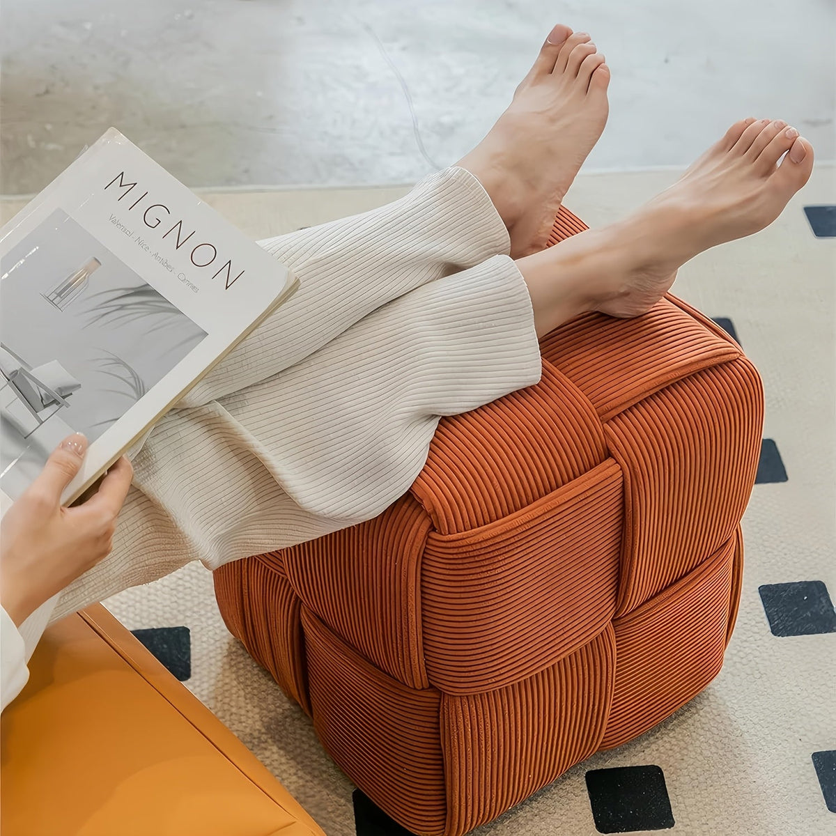 Compact Square Pouffe with Soft Upholstery – Comfortable and Versatile Design