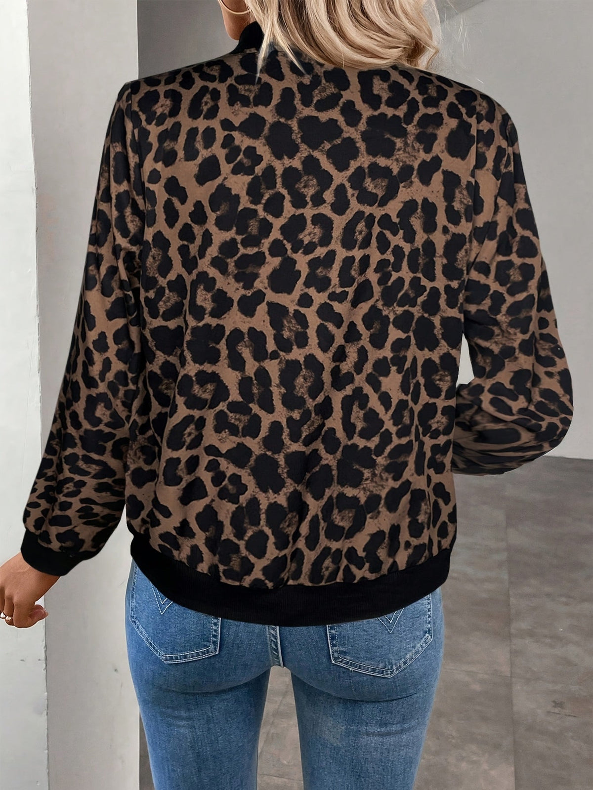 Sommerjakke for kvinner med leopardmønster og glidelåslukking