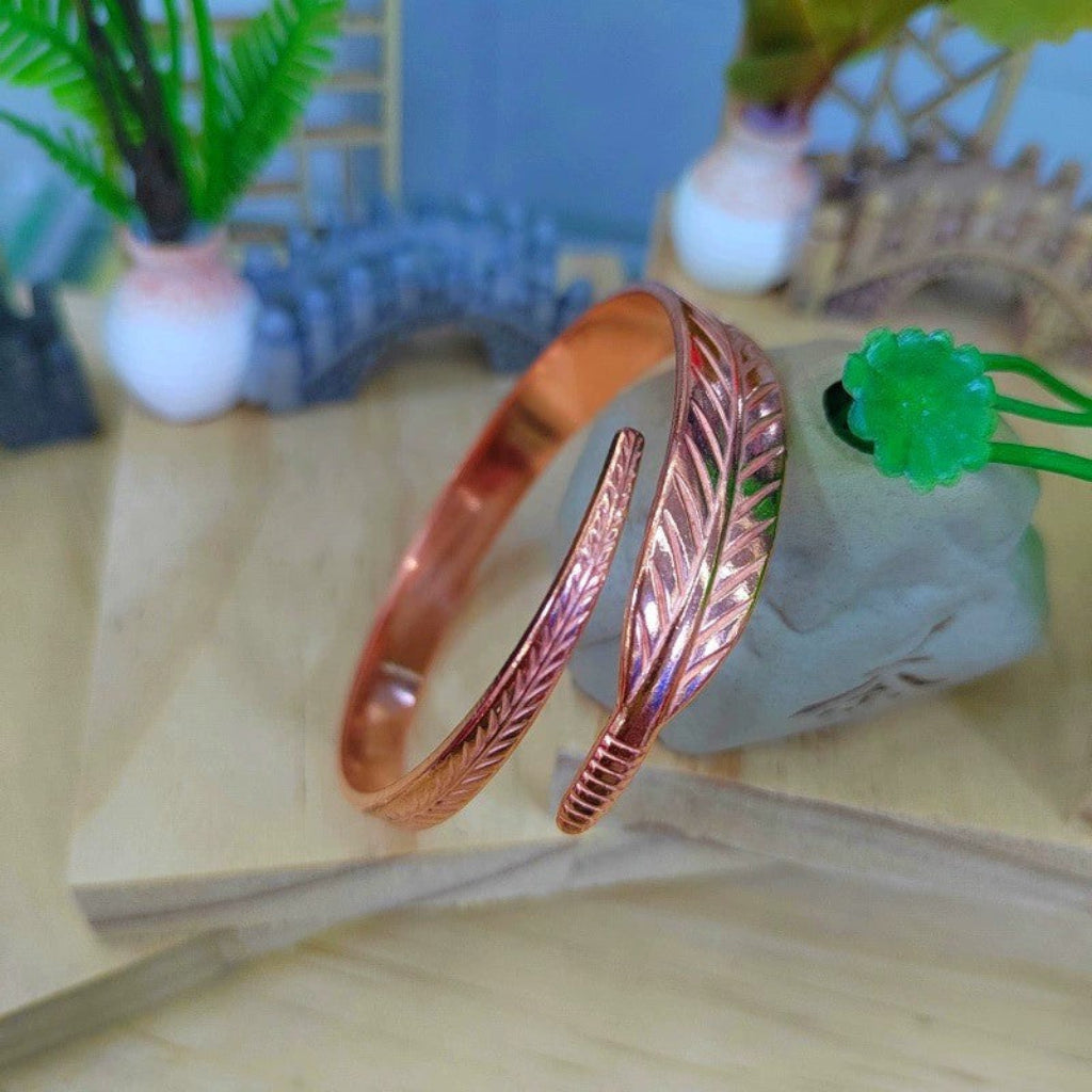 Retro Bracelet with Leaf Pattern Elegant