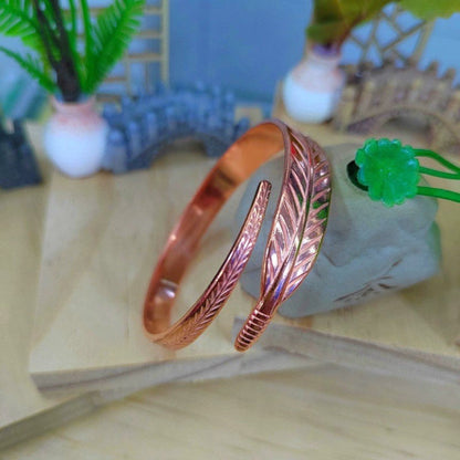 Retro Bracelet with Leaf Pattern Elegant