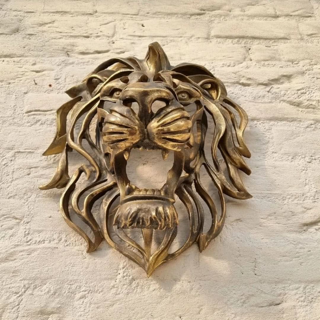 Statua di leone dorata - Unione di forza ed eleganza