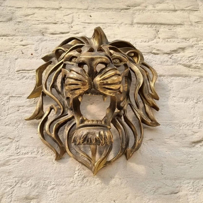 Statua di leone dorata - Unione di forza ed eleganza