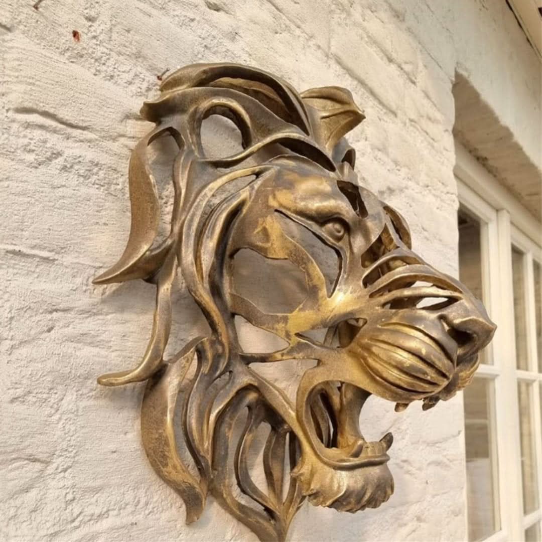 Statua di leone dorata - Unione di forza ed eleganza