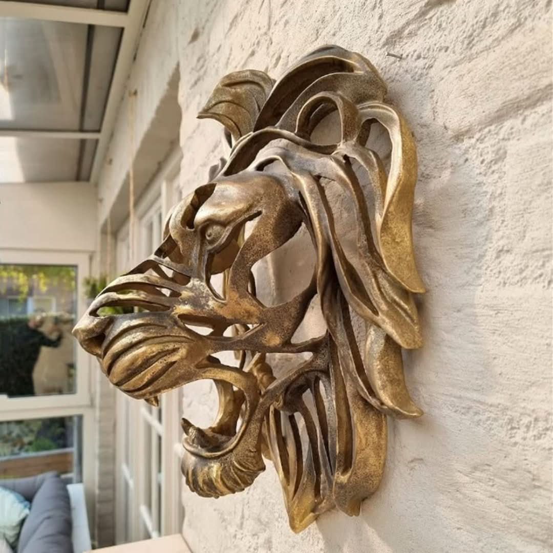 Statua di leone dorata - Unione di forza ed eleganza