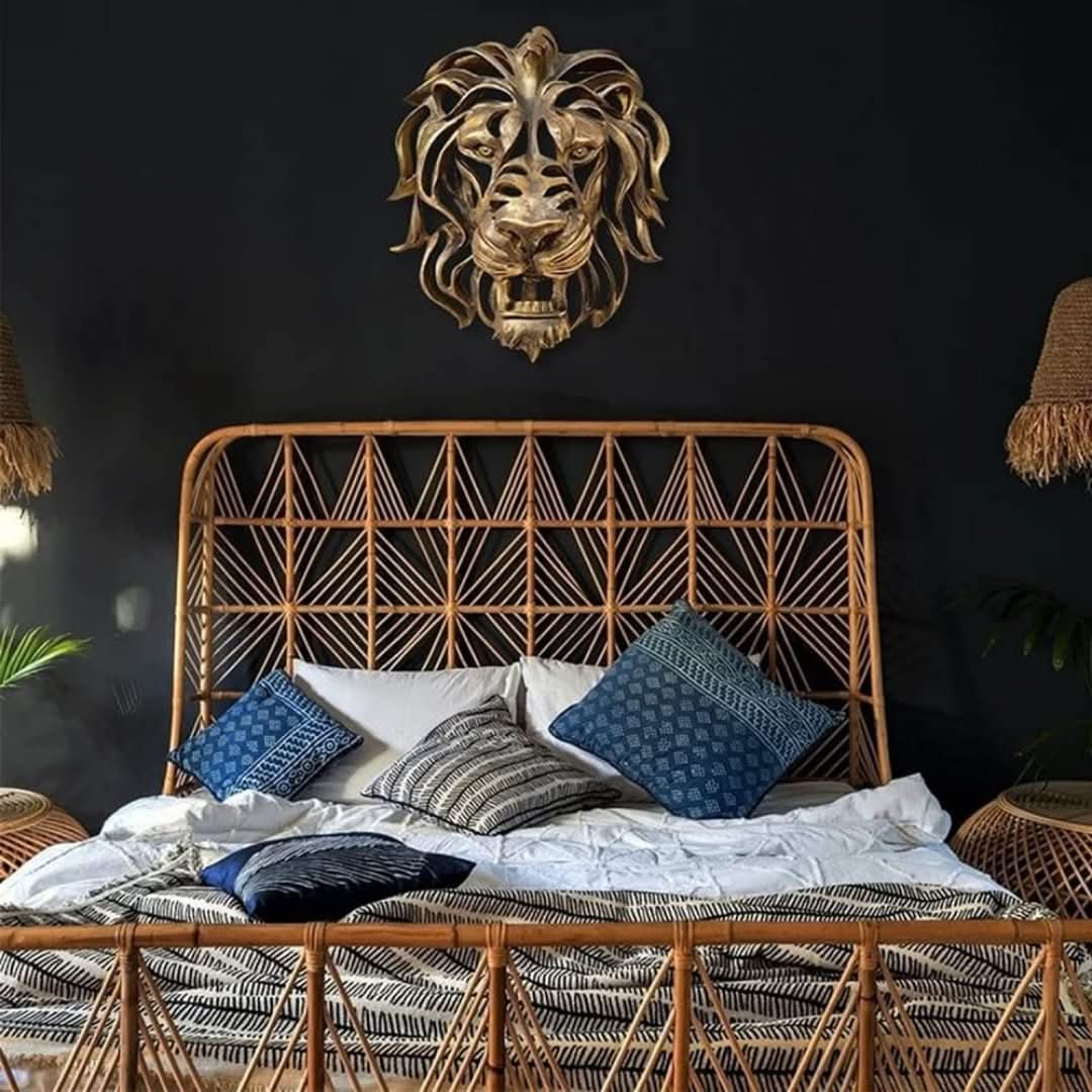 Statua di leone dorata - Unione di forza ed eleganza