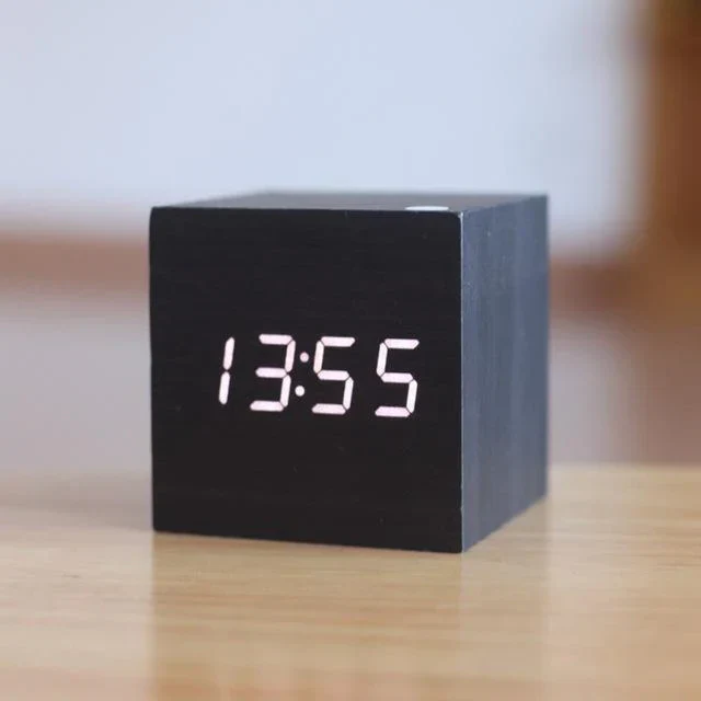Sveglia digitale in legno con display LED – minimalista e moderna