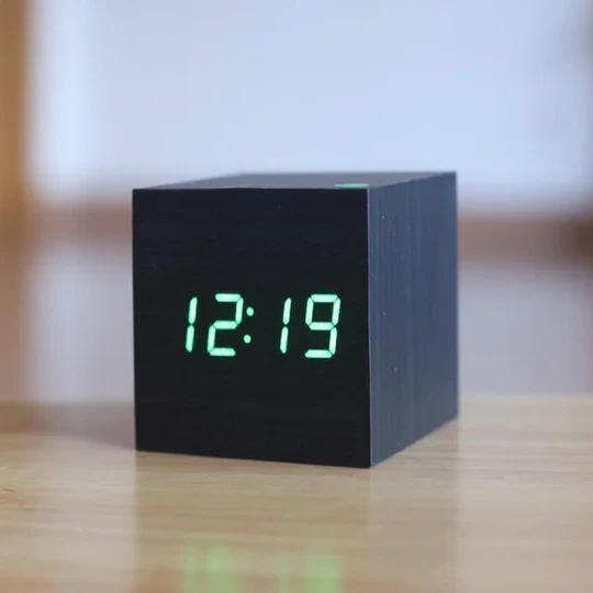 Sveglia digitale in legno con display LED – minimalista e moderna