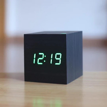 Sveglia digitale in legno con display LED – minimalista e moderna