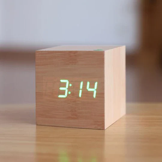 Sveglia digitale in legno con display LED – minimalista e moderna