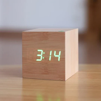 Sveglia digitale in legno con display LED – minimalista e moderna