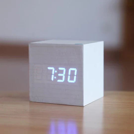 Sveglia digitale in legno con display LED – minimalista e moderna
