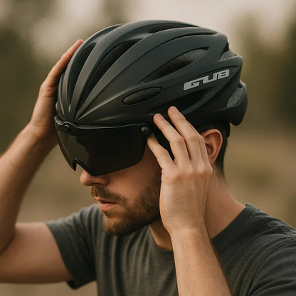 Fahrradhelm | integrierte Brille, Visier | schwarz, belüftet
