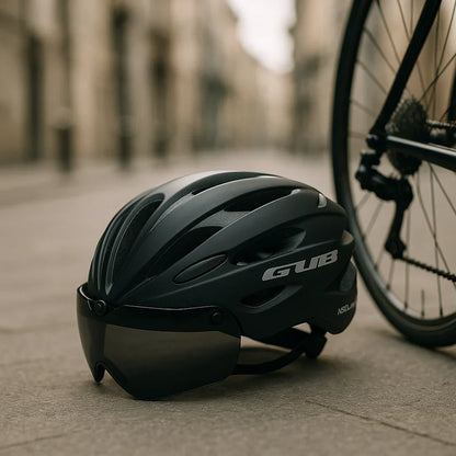 Fahrradhelm | integrierte Brille, Visier | schwarz, belüftet