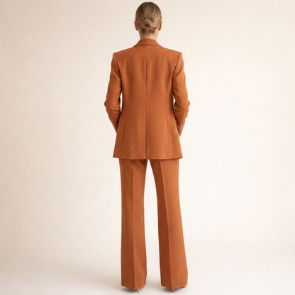Costum clasic pentru femei, cu pantaloni evazați și rever crestat