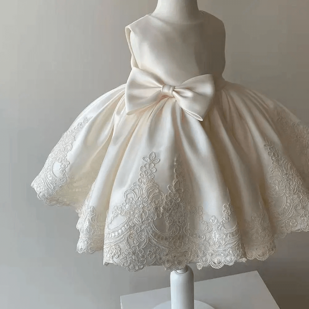 Robe de princesse Aurora avec dentelle et nœud – élégante et luxueuse