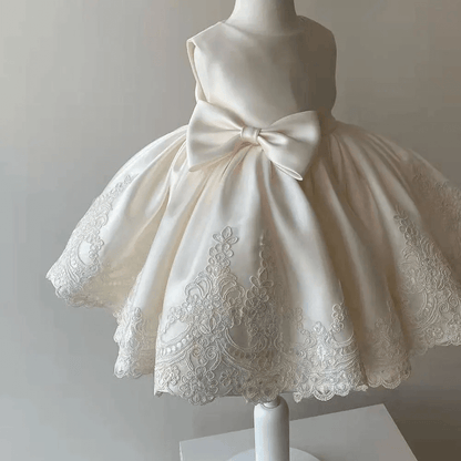 Robe de princesse Aurora avec dentelle et nœud – élégante et luxueuse
