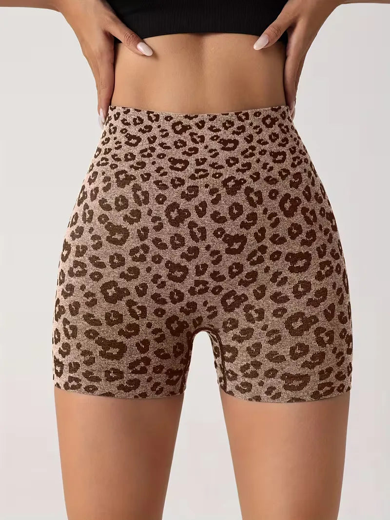 High-waisted shorts with leopard print