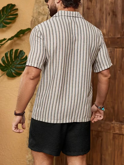Ensemble de vêtements d'été avec chemise rayée