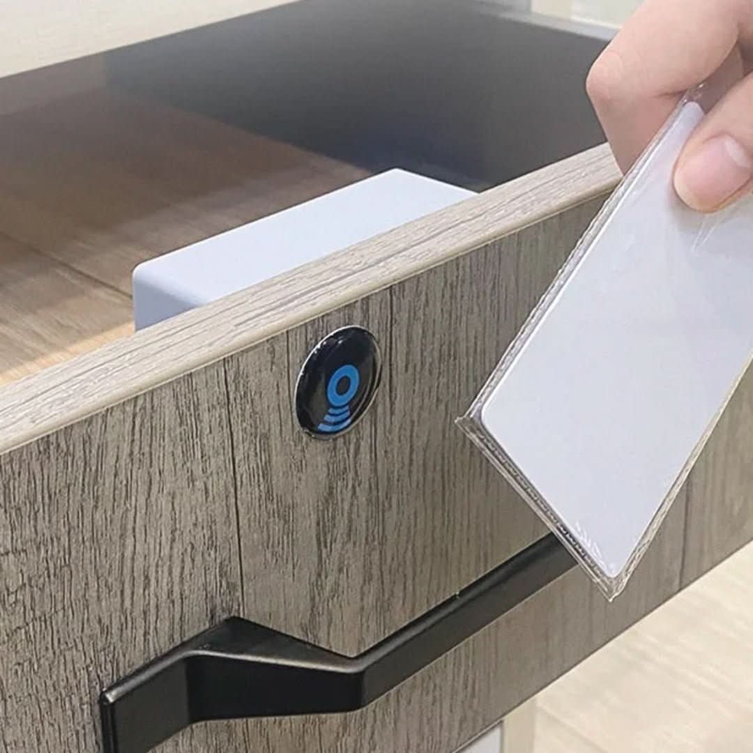 Cerradura electrónica - armario de madera con cajones