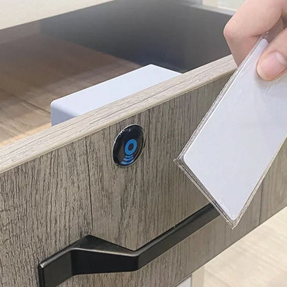 Cerradura electrónica - armario de madera con cajones