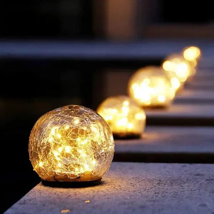 Lámpara solar de jardín con efecto de vidrio agrietado para crear una iluminación exterior ambiental