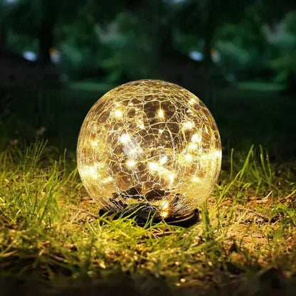 Lámpara solar de jardín con efecto de vidrio agrietado para crear una iluminación exterior ambiental