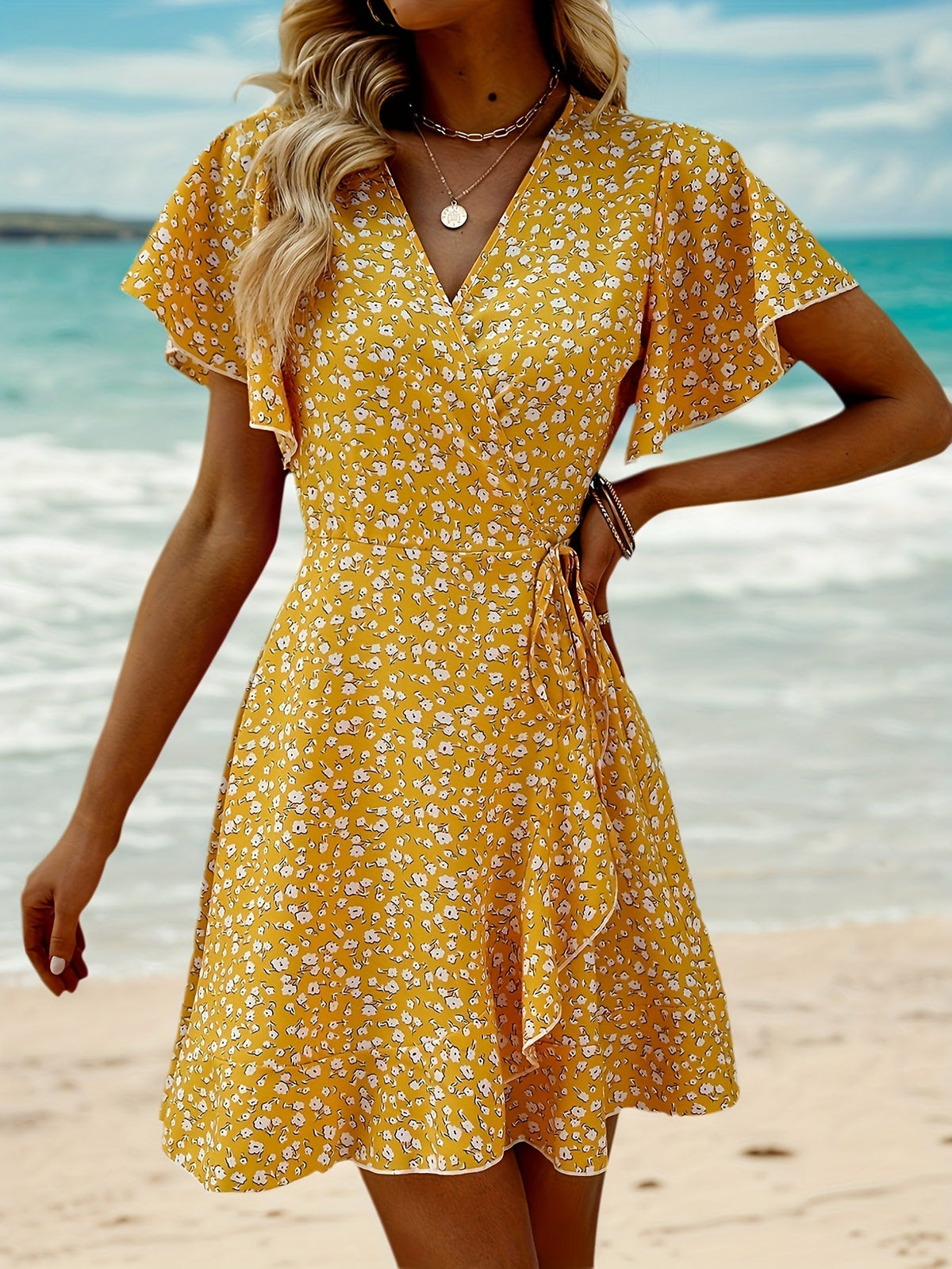 Leichtes Sommerkleid für Damen mit Blumenmuster und elegantem Wickeldesign