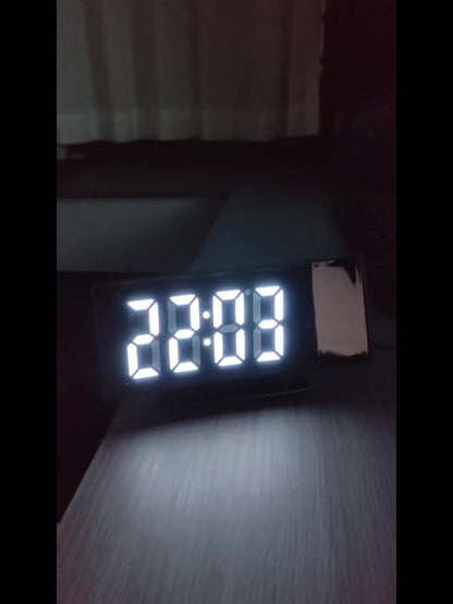 Digital Projection Alarm Clock – LED Display with Snooze Function and Adjustable Brightness