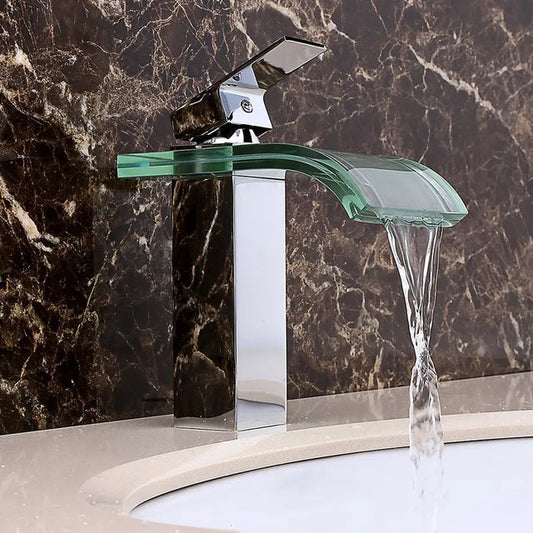 Eleganter Wasserfall-Wasserhahn