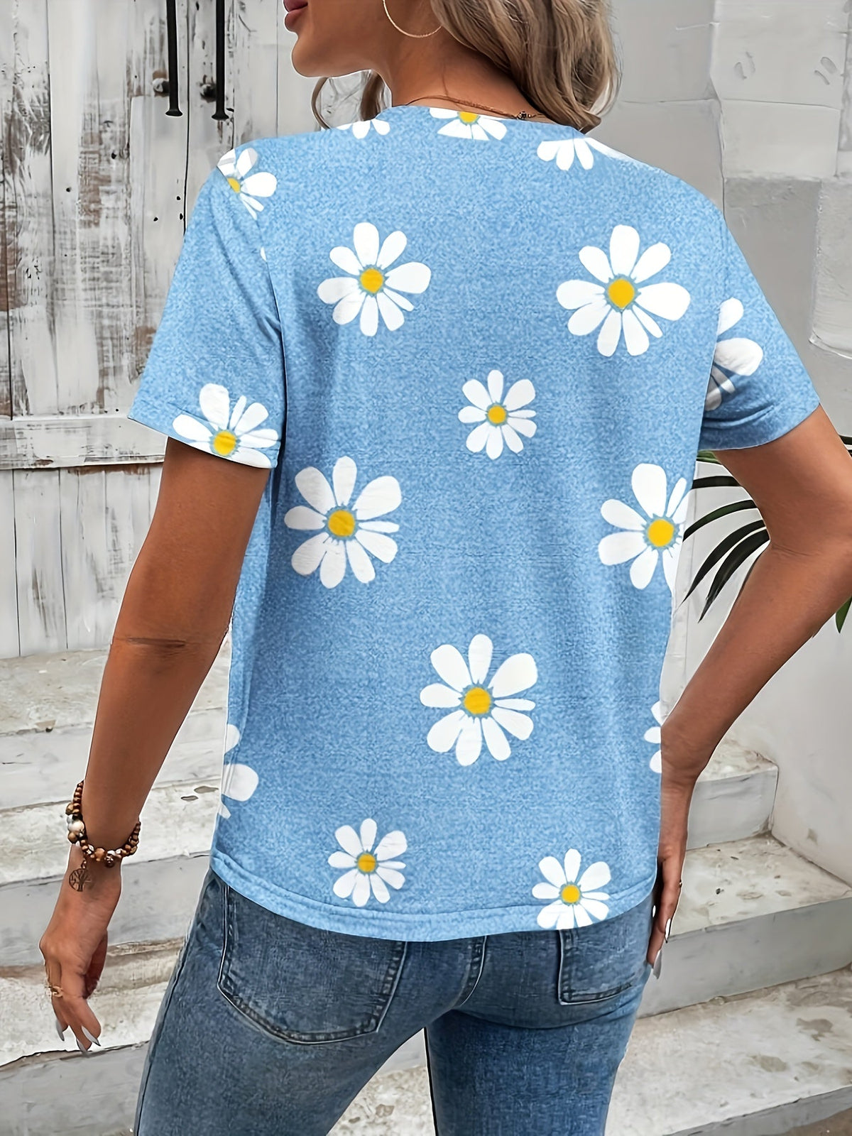 Daisy Flower Print Crewneck T-shirt – Casual and Breathable for Spring and Summer
