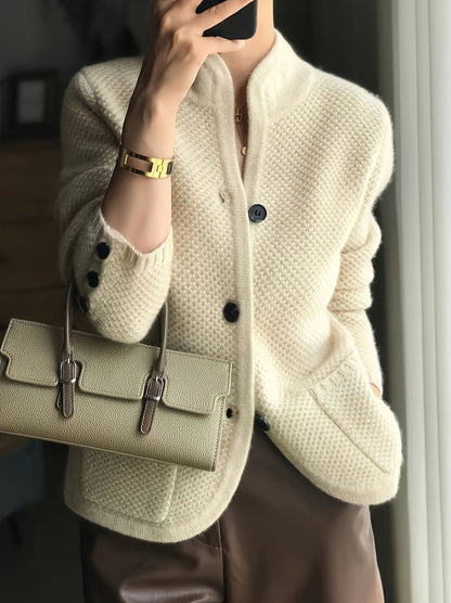 Maglione in maglia da donna con collo alto – comodo e intramontabile