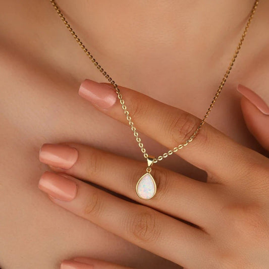 Collar con colgante de ópalo en gota de 18K