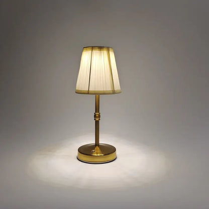 Lampă de masă fără fir, cu abajur din in și bază din alamă, pentru o lumină caldă