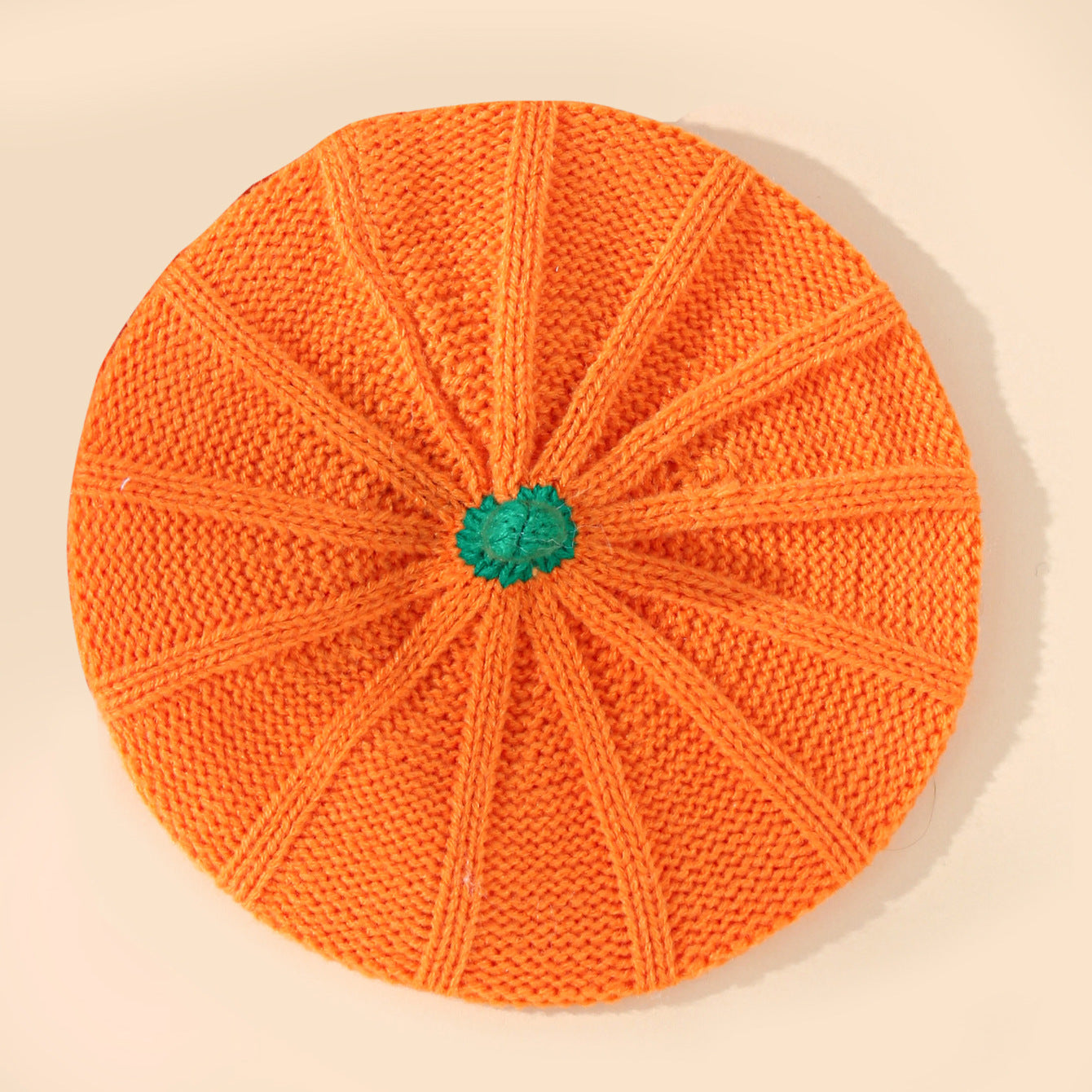 Fröhliche orangefarbene Strickmütze