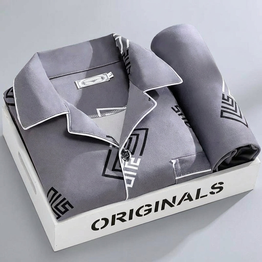 Pyjama set with shirt and button closure