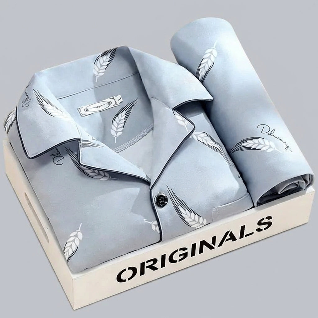 Pyjama set with shirt and button closure