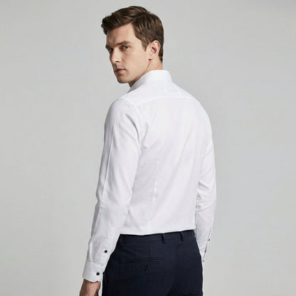 Camisa de hombre sin arrugas ni pliegues: práctica y elegante