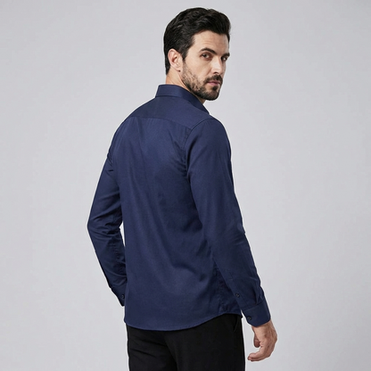 Camisa de hombre sin arrugas ni pliegues: práctica y elegante