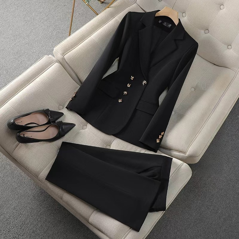 Elegante tailleur da donna a due pezzi - blazer con revers e pantaloni coordinati